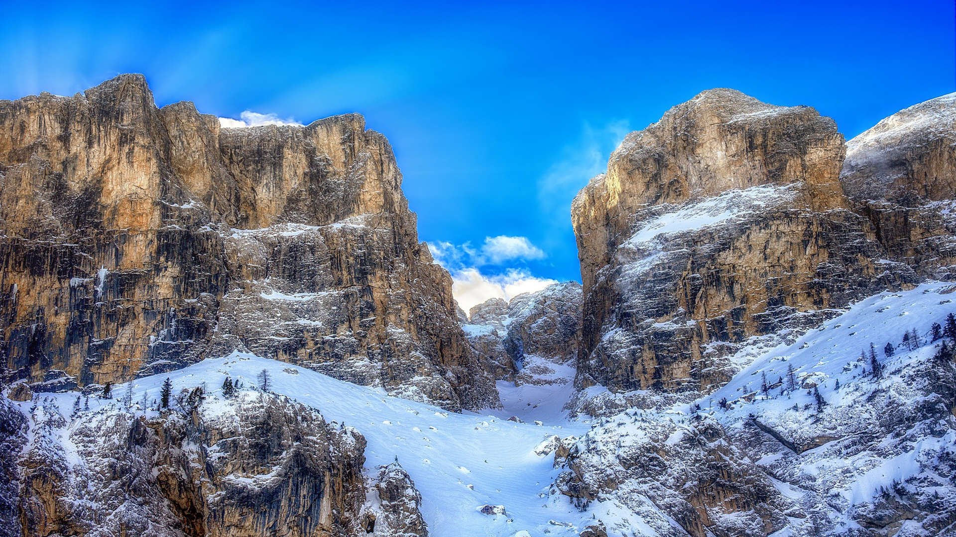 双线战场，英超争冠的窒息绞杀，映照塞维利亚的欧战铁血压制